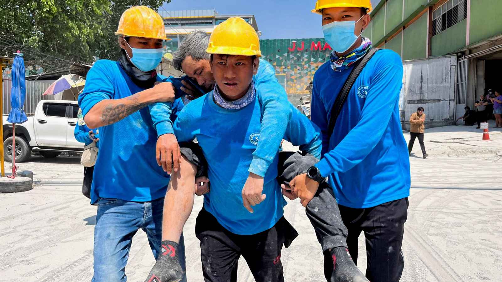 انهيار ناطحة سحاب في بانكوك إثر زلزال مدمر (فيديو)