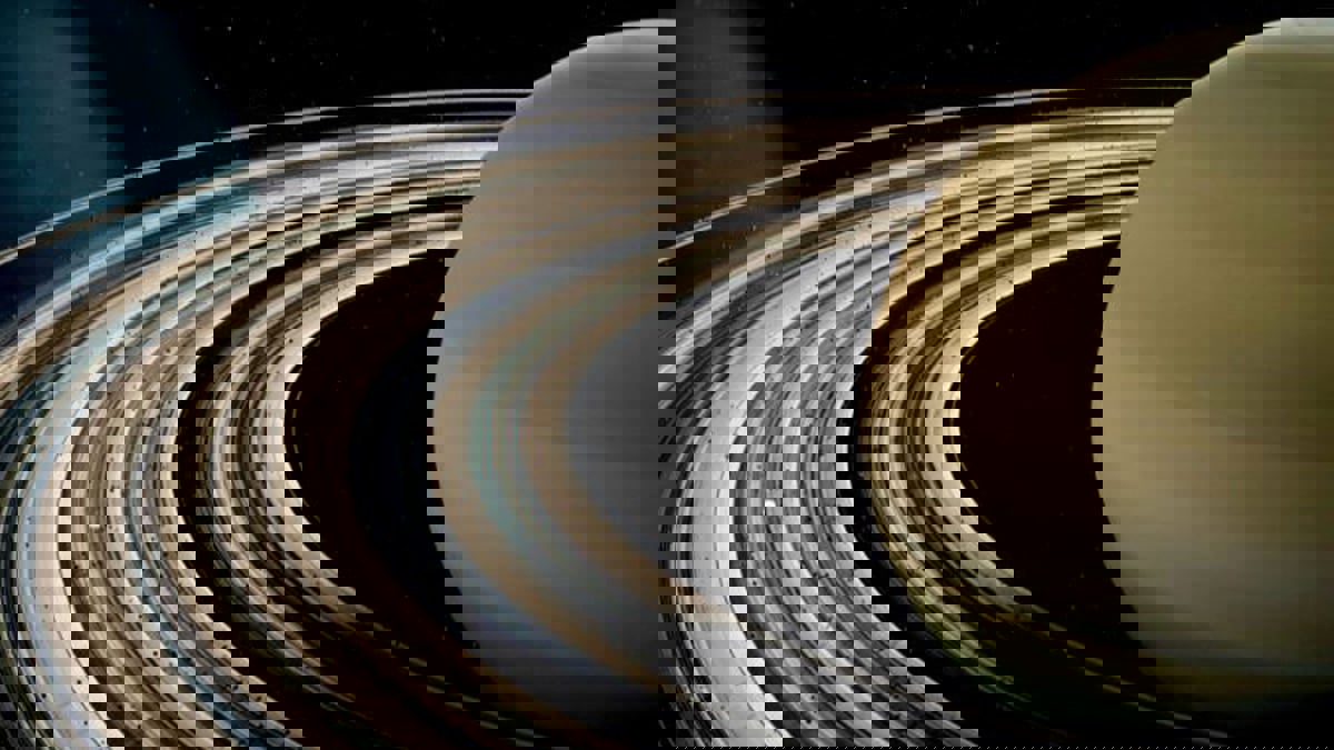 باحثون يكشفون سرَّ حلقات زحل الأيقونية