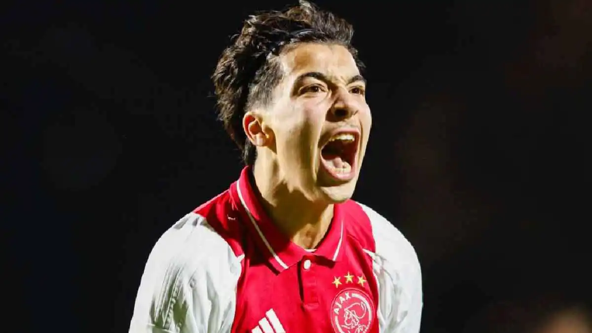 من هو رايان بونيدا نجم أياكس الذي فضل منتخب المغرب على بلجيكا؟