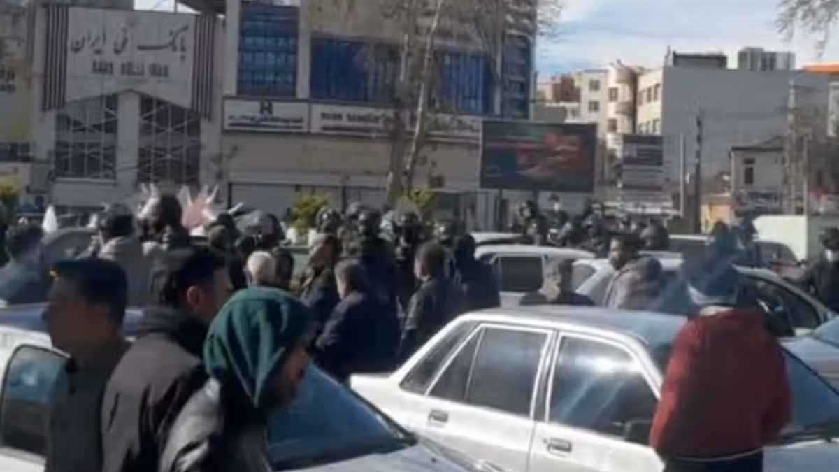 مواجهات وسيطرة على مبنى حكومي.. احتجاجات إيران تدخل منعطفا جديدا (فيديو)