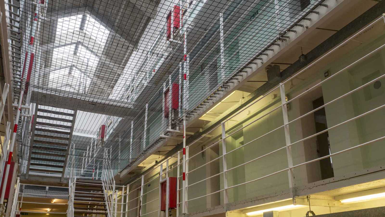 إصابة 3 ضباط بعد هجوم مروع في سجن بريطاني