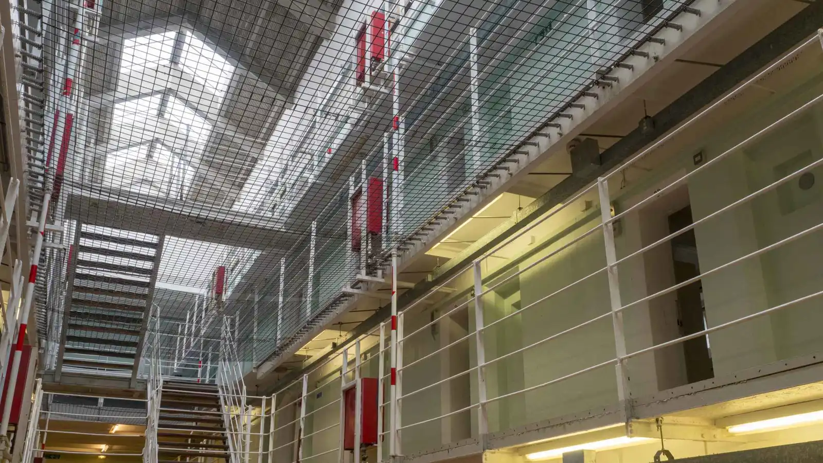 إصابة 3 ضباط بعد هجوم مروع في سجن بريطاني