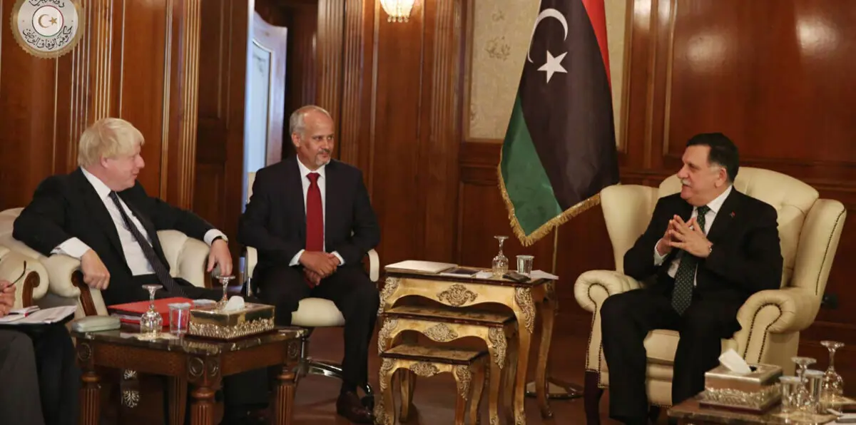 السراج: نتطلع لدعم بريطاني لرفع الحظر عن تسليح خفر السواحل الليبي