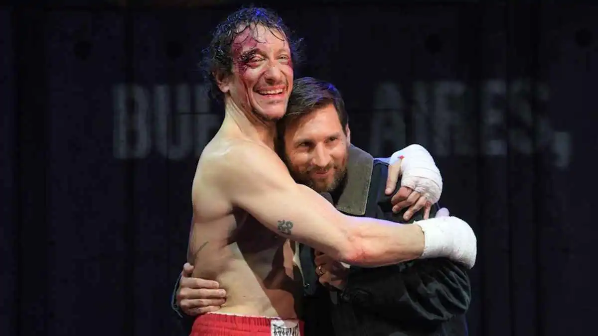 ميسي يفاجئ الجمهور بحضوره عرضا مسرحيا قبل مواجهة فنزويلا (فيديو)