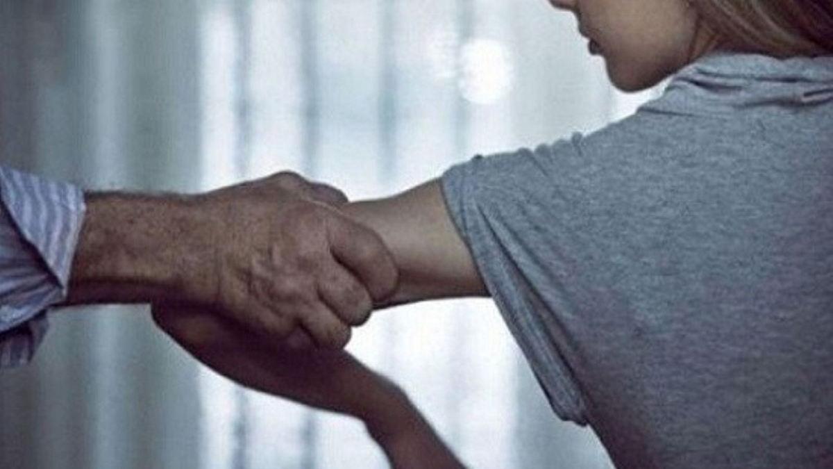 طلب قُبلة من قاصر مقابل قارورة مياه.. قضية جنائية أمام محاكم دبي