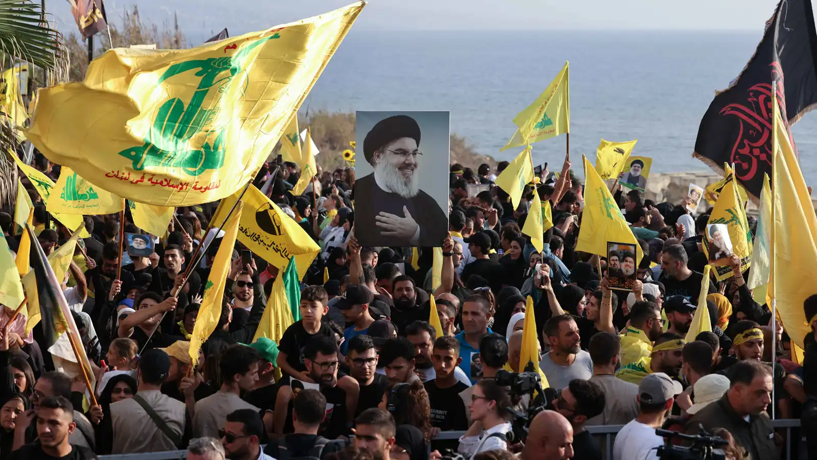 أنصار "حزب الله" يرفعون أعلام الحزب الصفراء وصور حسن نصر الله