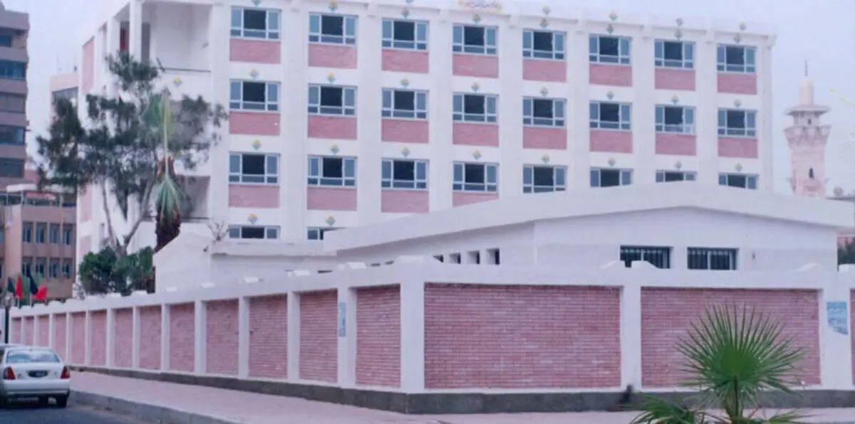 ولي أمر طالب يضرب معلمًا بحذائه في السعودية