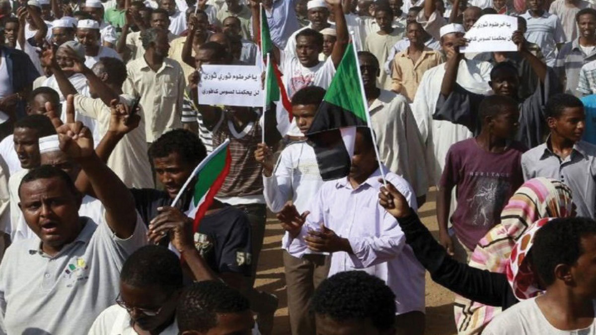 قوات الأمن السودانية تحتجز أساتذة جامعيين مع استمرار الاحتجاجات (صور)