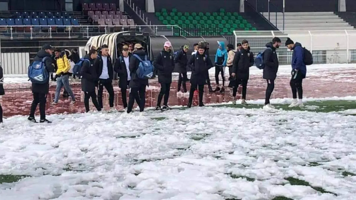 تأجيل مباراة وفاق سطيف ومولودية الجزائر بسبب الثلوج (فيديو)