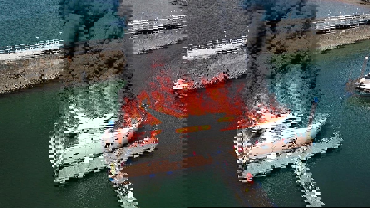 حريق يلتهم يختا فاخرا في إنجلترا (فيديو)