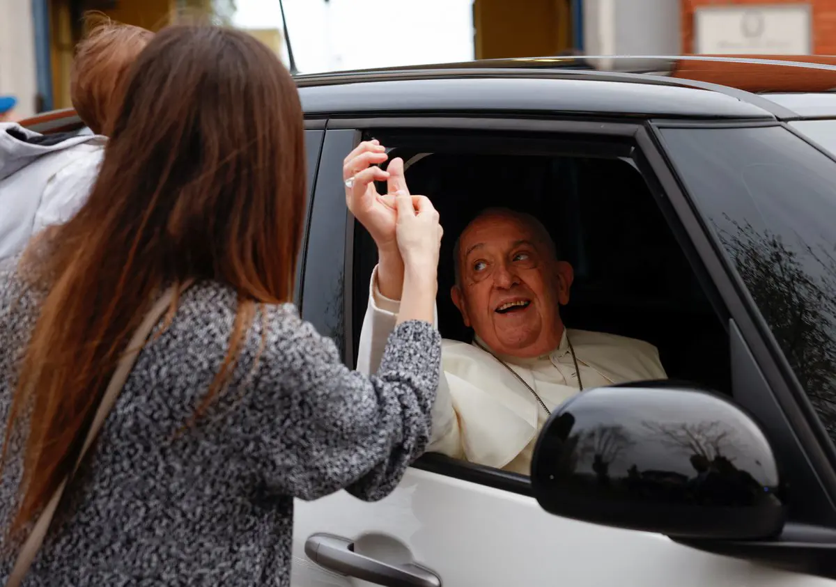 البابا فرنسيس يغسل أقدام سجينات في طقس "خميس الأسرار"