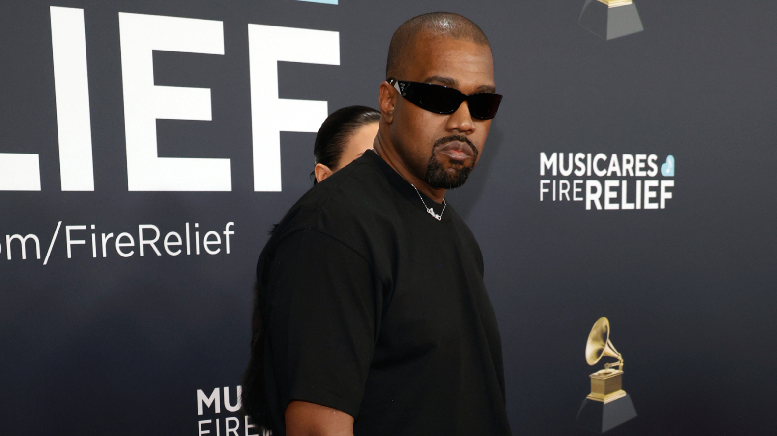 بعد تصريحاته المسيئة.. "33 & West" تنهي تعاقدها مع كانييه ويست