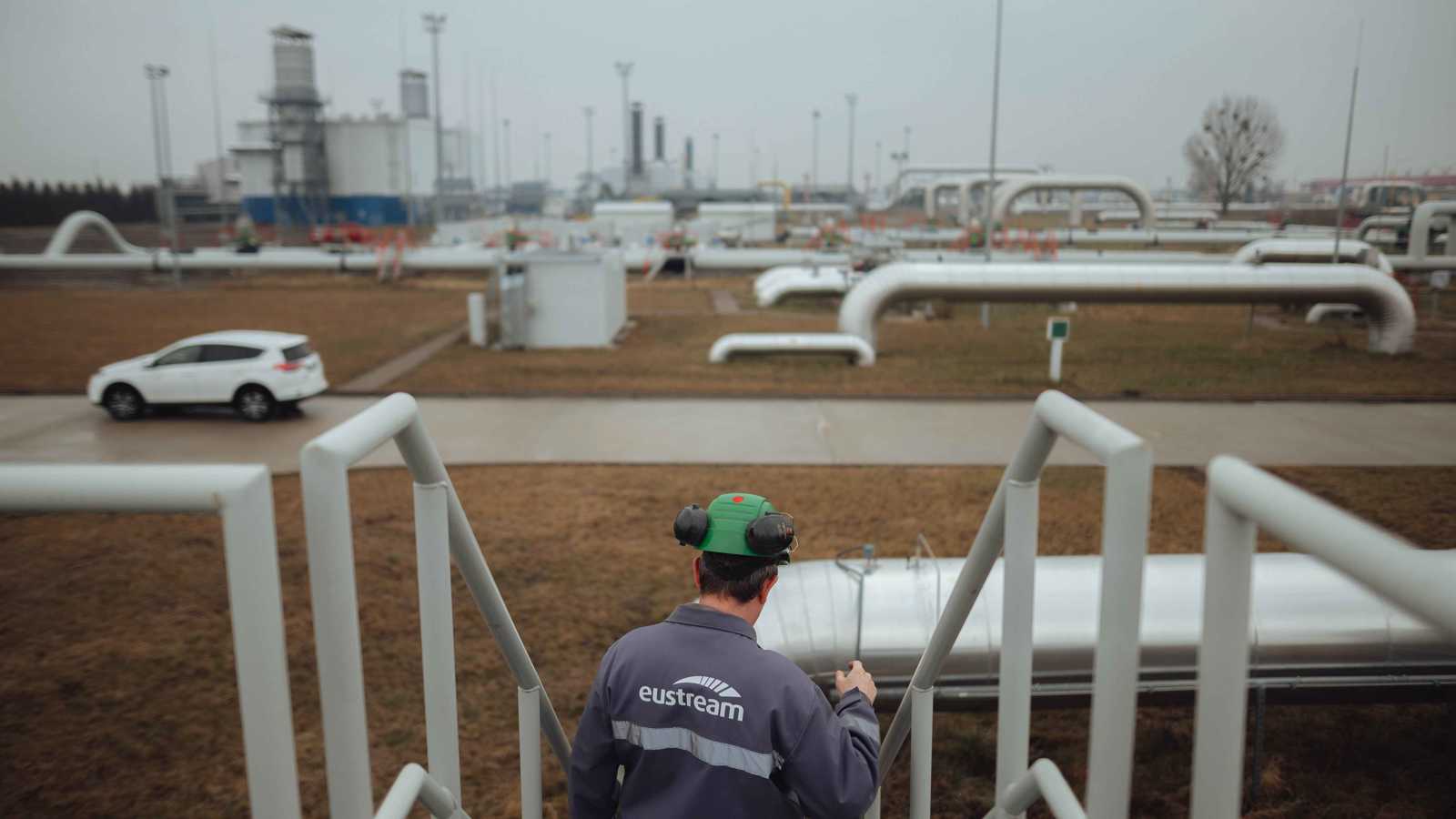 بروكسل تكسر القاعدة.. قانون أوروبي يمنع تدفق الغاز الروسي إلى المجر وسلوفاكيا