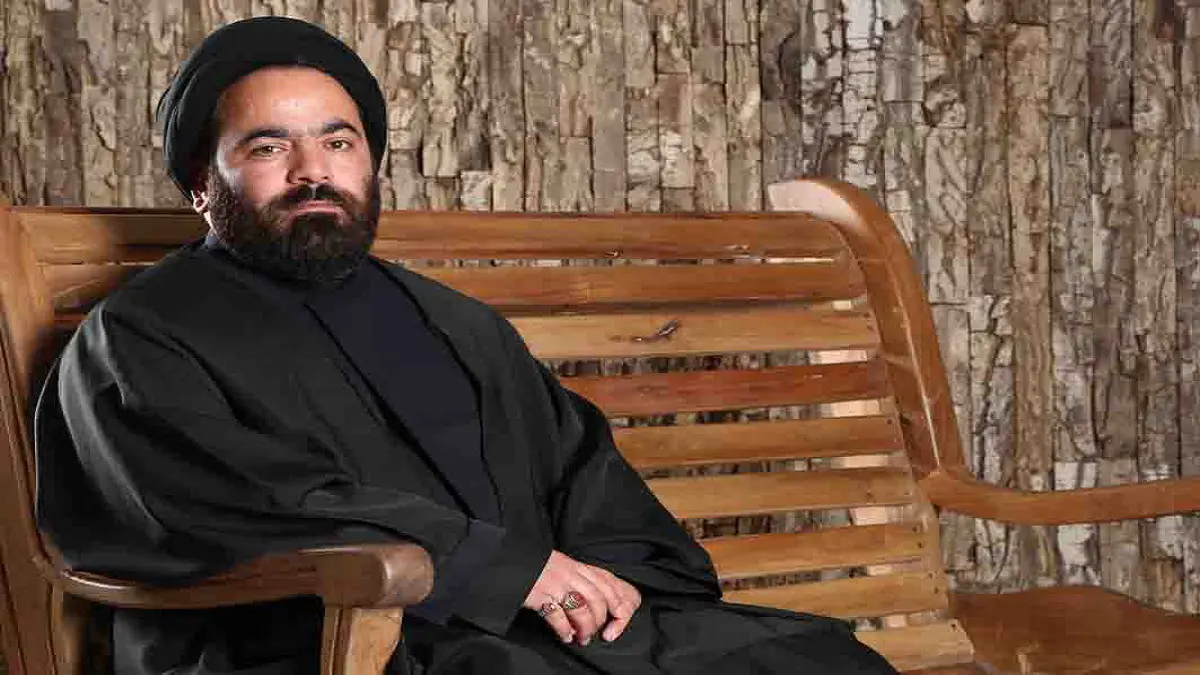 إيران تخلع عمامة أحد رجال الدين البارزين بسبب انتقاده خامنئي‎