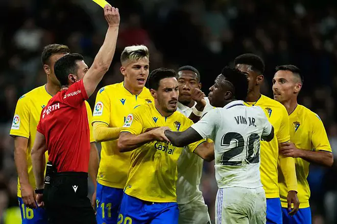 تفاصيل معركة فينيسيوس جونيور ولاعبي قادش في ممر غرف خلع الملابس