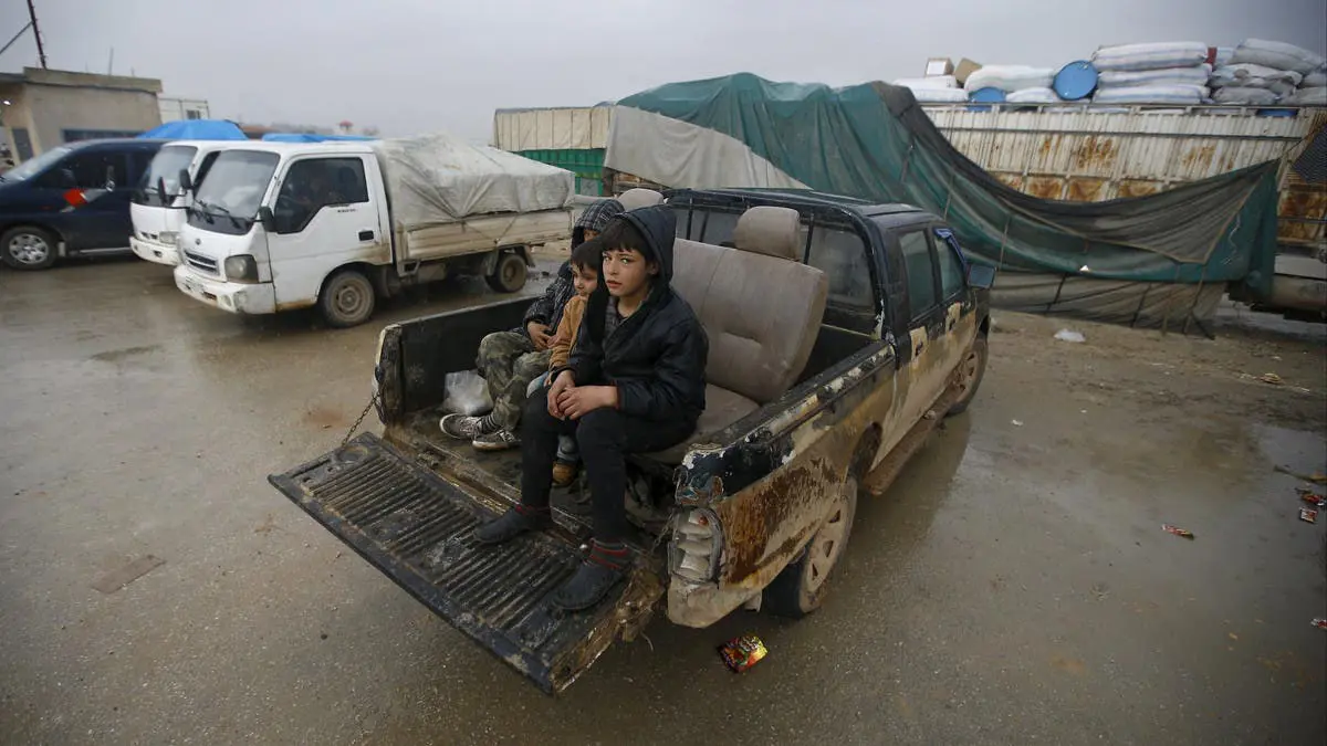 اللاجئون السوريون على الحدود التركية.. خوف وبرد (صور)