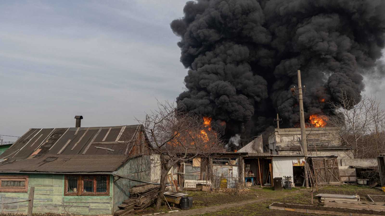 الجيش الروسي يستهدف مصنعا أوكرانيا لإصلاح السفن (فيديو)