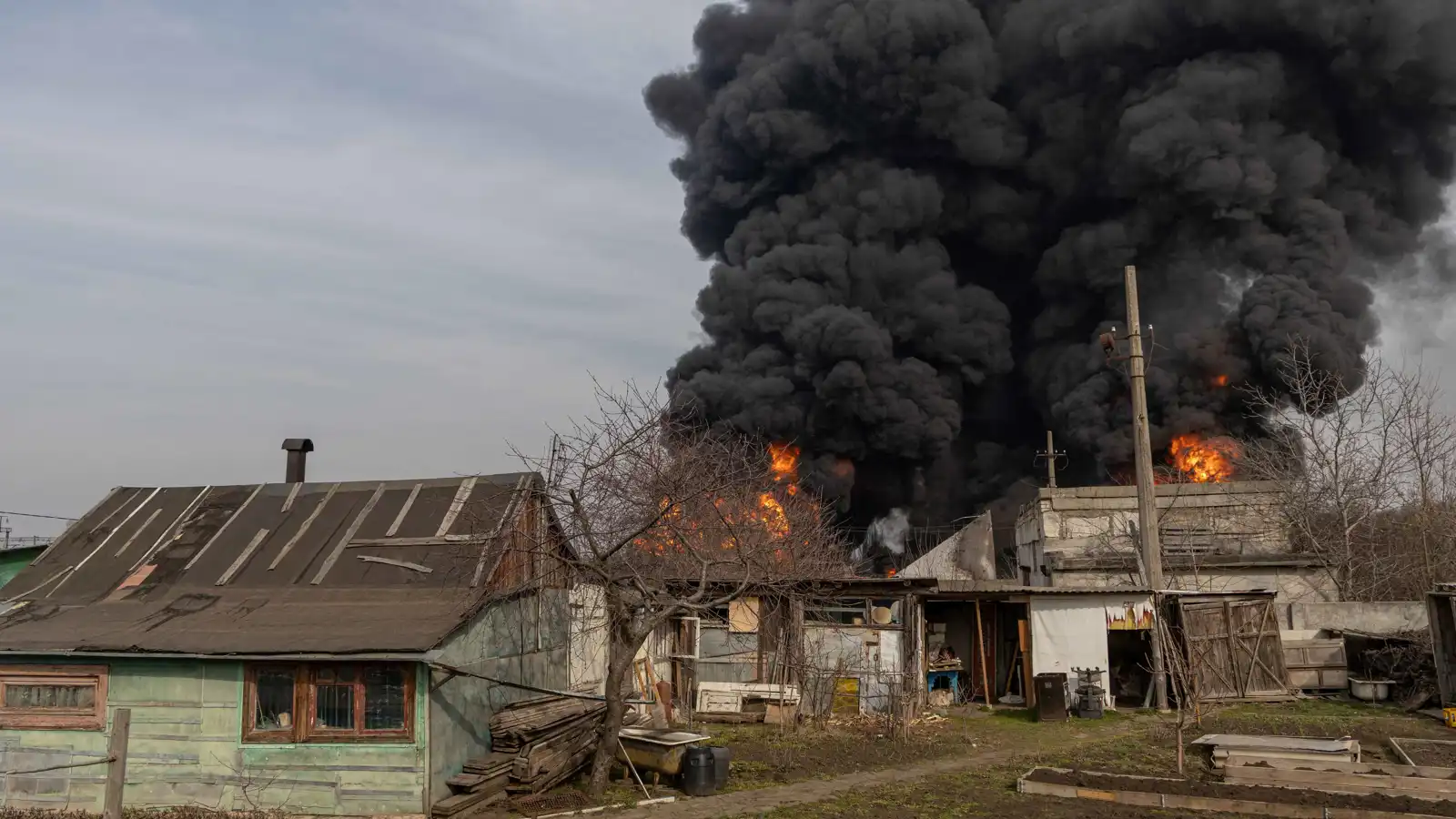 الجيش الروسي يستهدف مصنعا أوكرانيا لإصلاح السفن (فيديو)