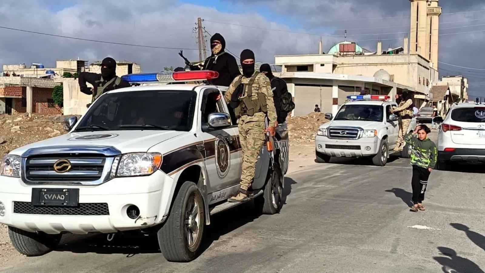 الأمن السوري يعتقل ضباطاً من نظام الأسد على حدود لبنان (فيديو)