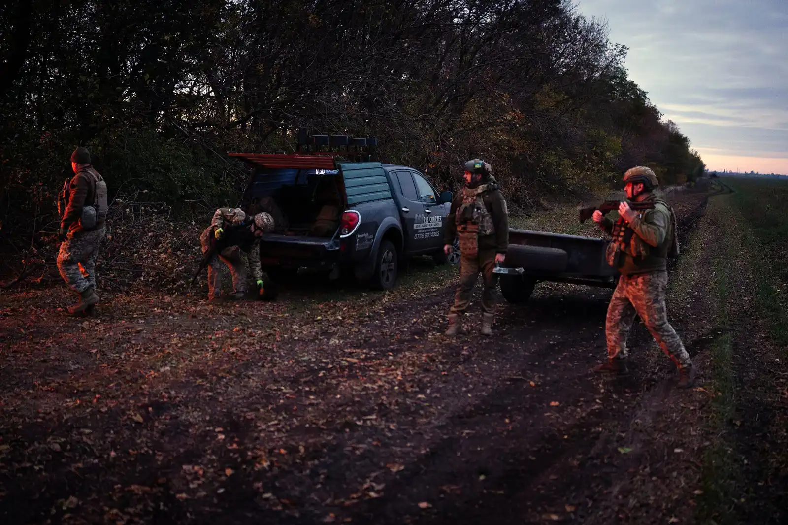 جنود وسط أوراق شجر كثيفة في أوكرانيا