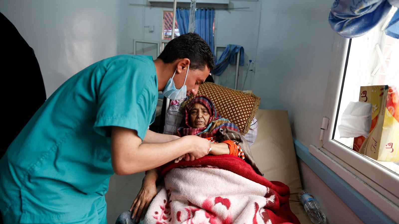 خلال يومين.. تسجيل 86 إصابة بالكوليرا  بسبب تراكم النفايات في تعز اليمنية