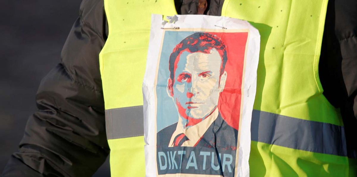 ماكرون يجنح للحوار مع حراك "السترات الصفراء"