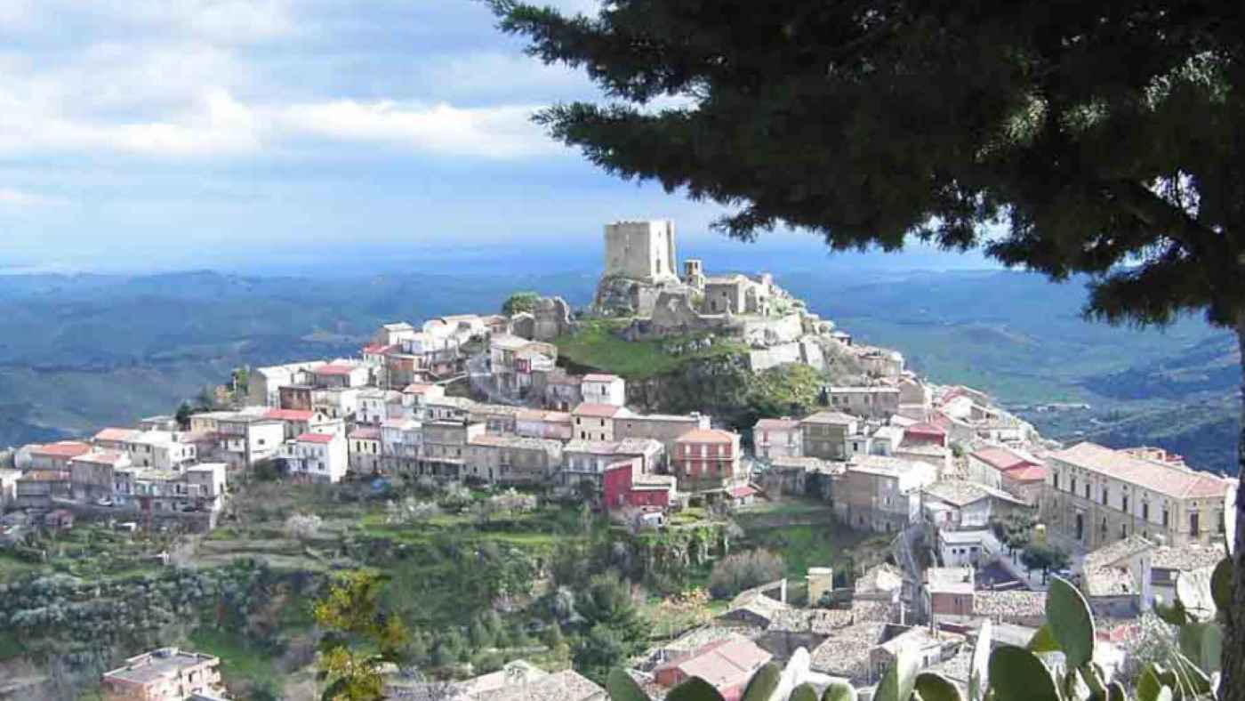 "المرض ممنوع".. سرّ المرسوم الساخر من عمدة بلدة إيطالية