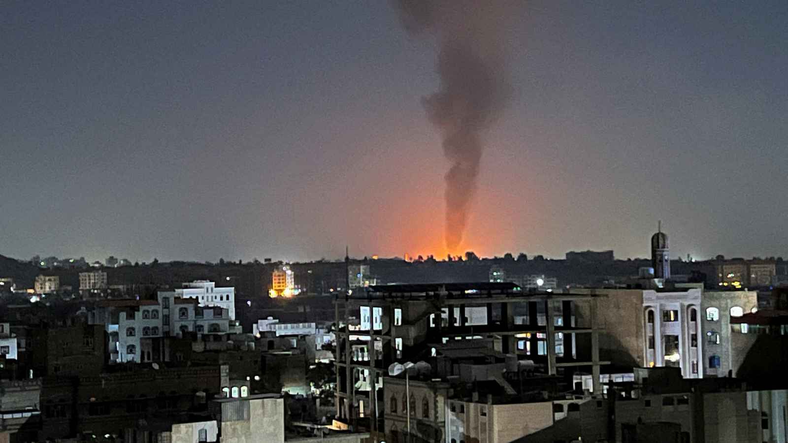 القوات الأمريكية تشن 3 غارات جوية عنيفة على صنعاء (فيديو وصور)