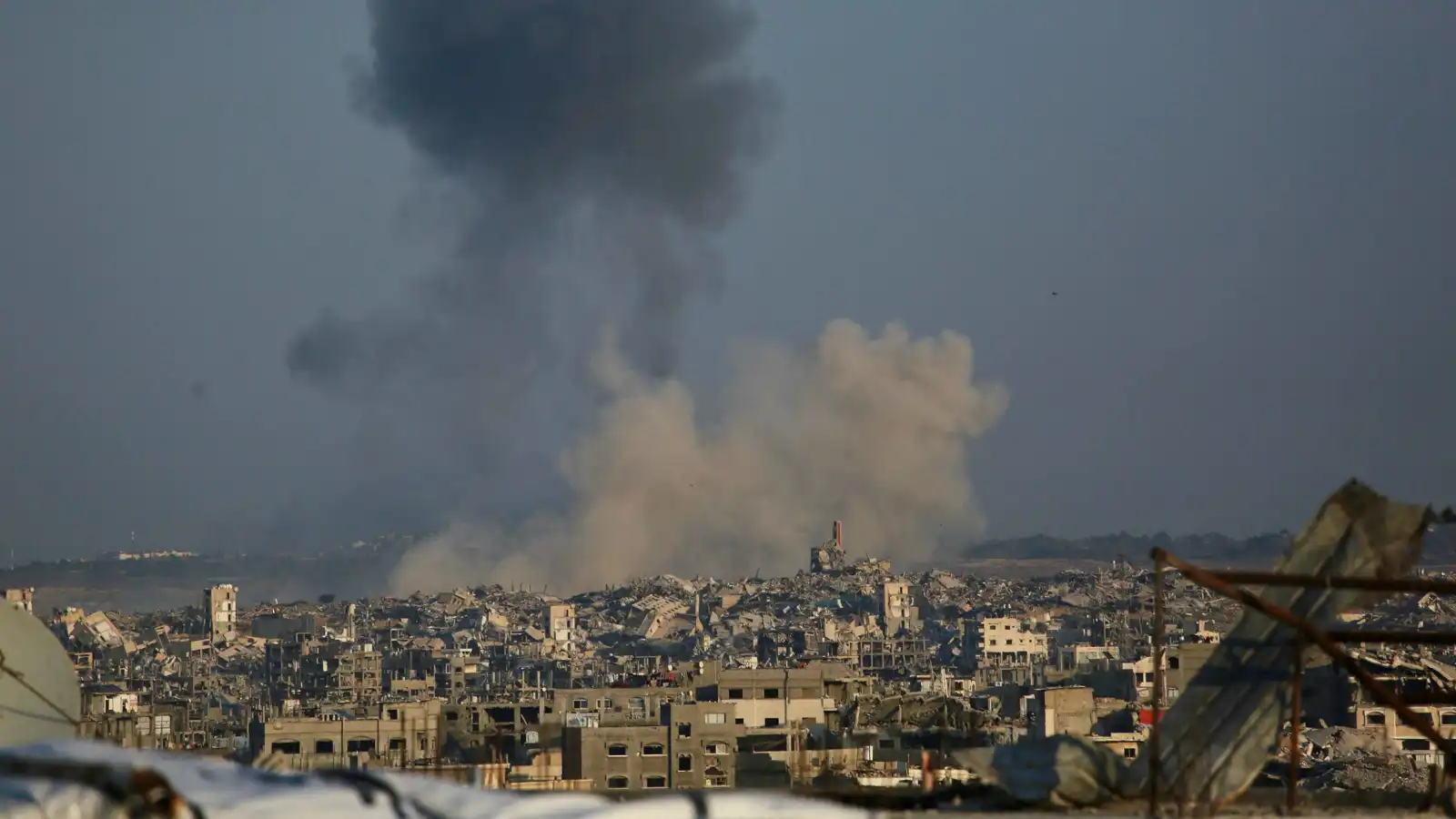 إسرائيل تشن غارات عنيفة على غزة