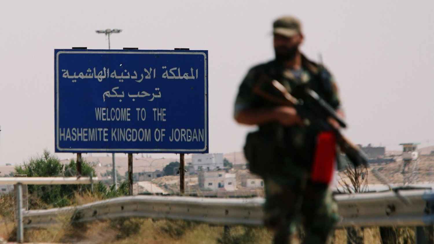 بعد تصاعد التوتر في درعا.. تدفق مئات الأردنيين العائدين من سوريا عبر "نصيب"