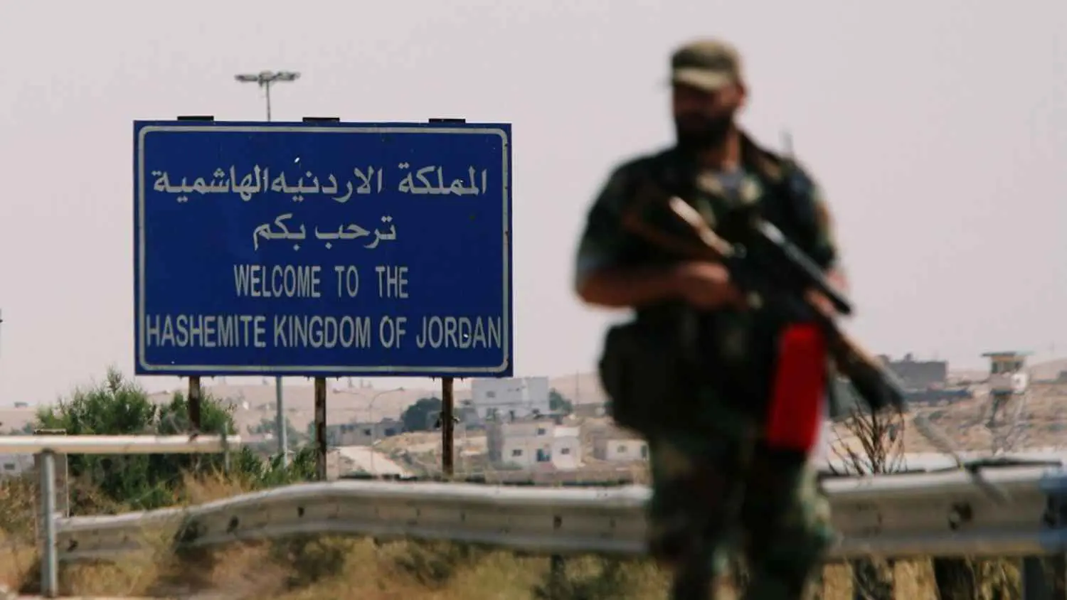 بعد تصاعد التوتر في درعا.. تدفق مئات الأردنيين العائدين من سوريا عبر "نصيب"