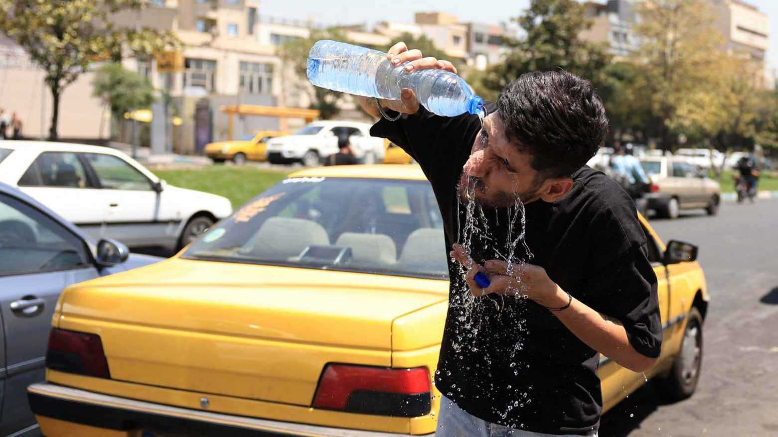 تعطيل حكومي وغضب شعبي في إيران وسط موجة حر غير مسبوقة (صور)