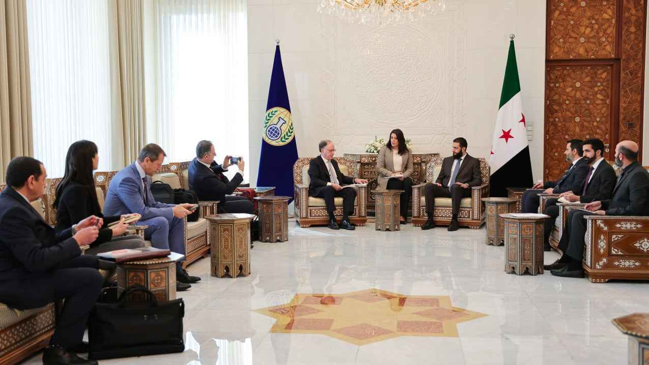 الشرع يلتقي وفدا من منظمة الأسلحة الكيميائية في دمشق