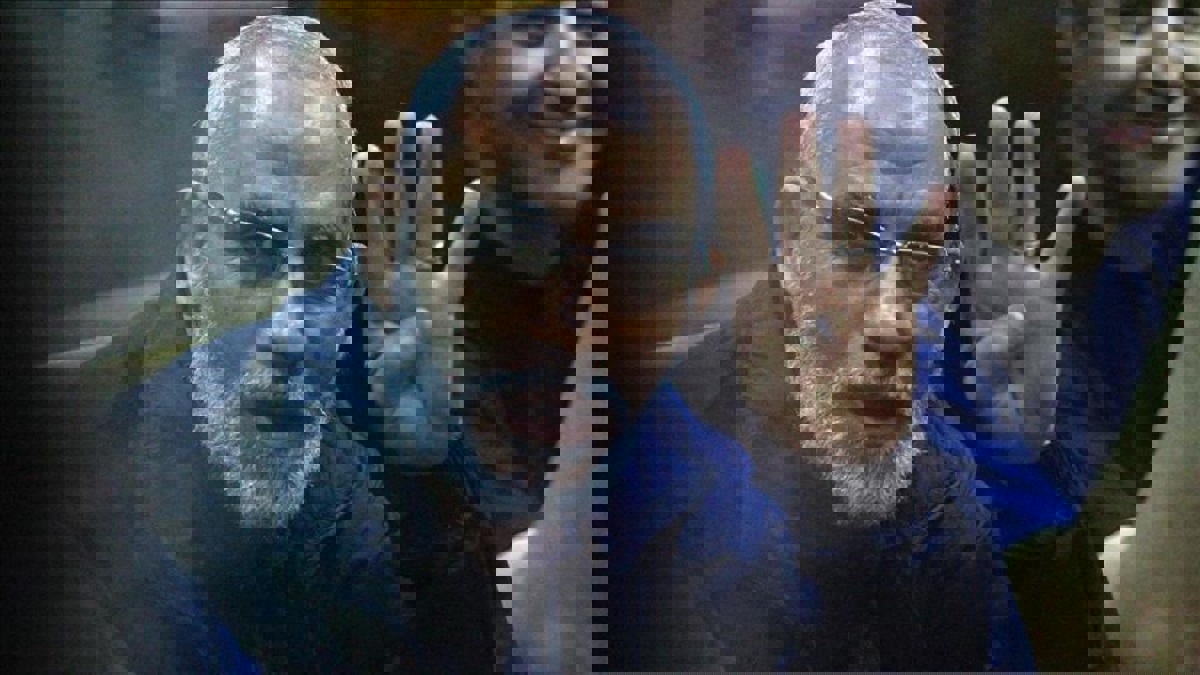 مصر.. السجن المؤبد لمرشد الإخوان و10 آخرين في قضية "التخابر مع حماس"