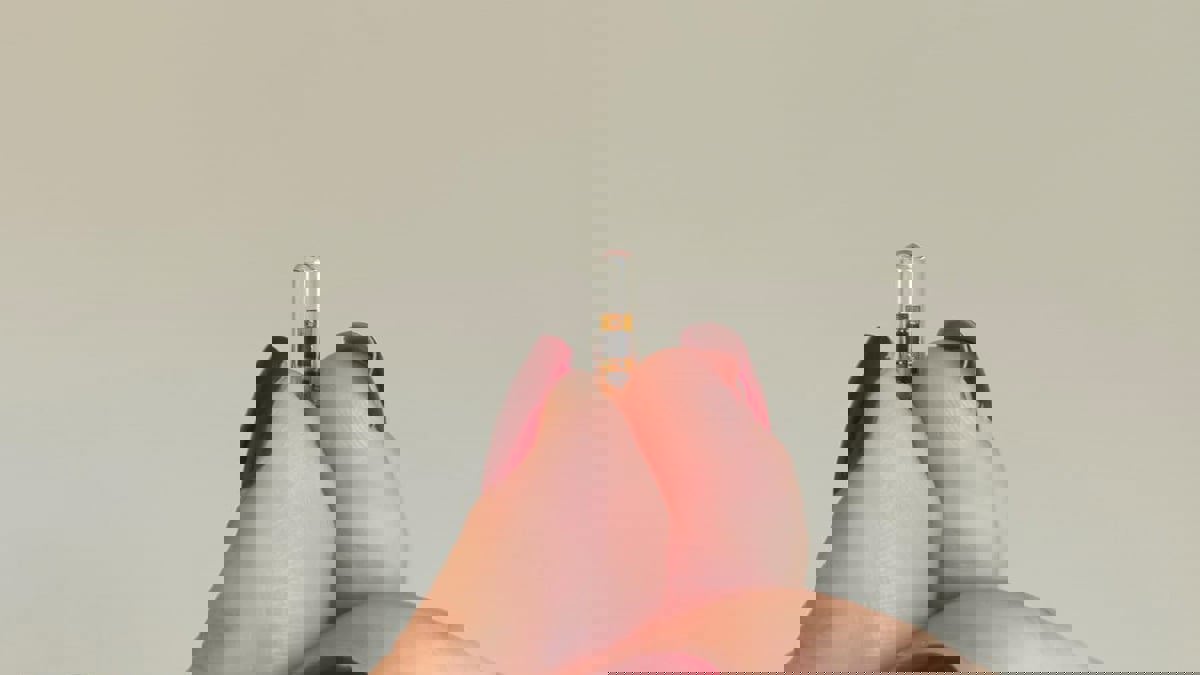 زراعة الرقائق تحت الجلد.. ما الغرض منها وما آثارها على الجسم؟