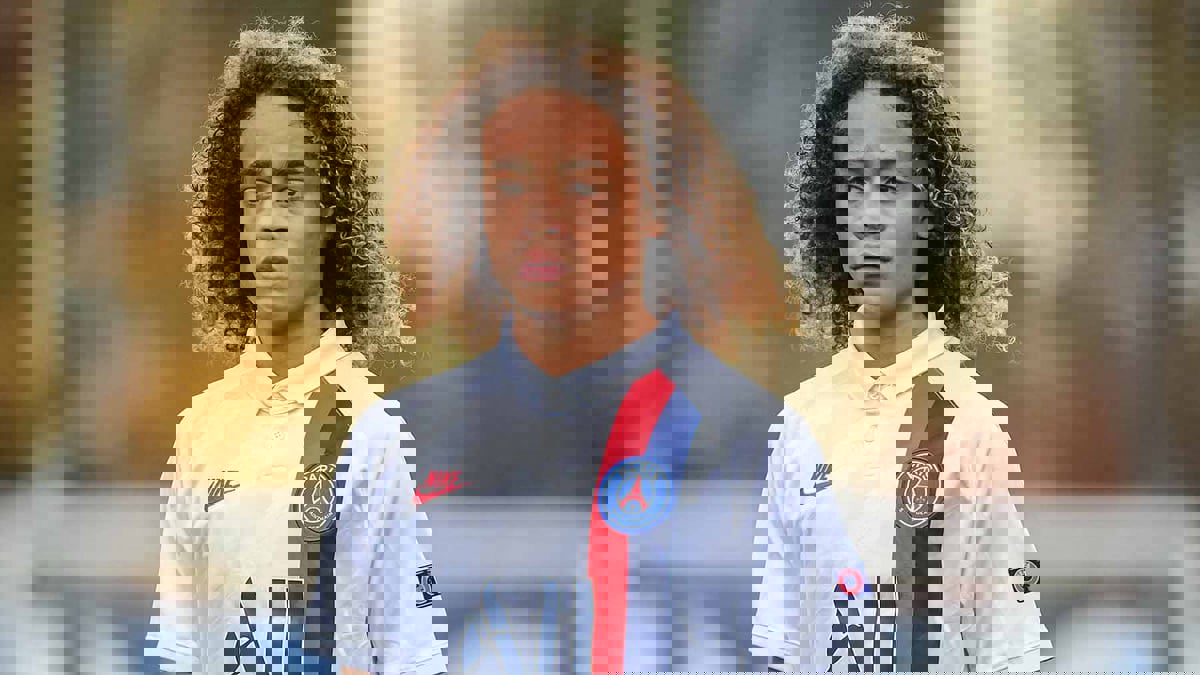 تقرير: عودة تشافي سيمونز إلى برشلونة بعد فشله في باريس سان جيرمان