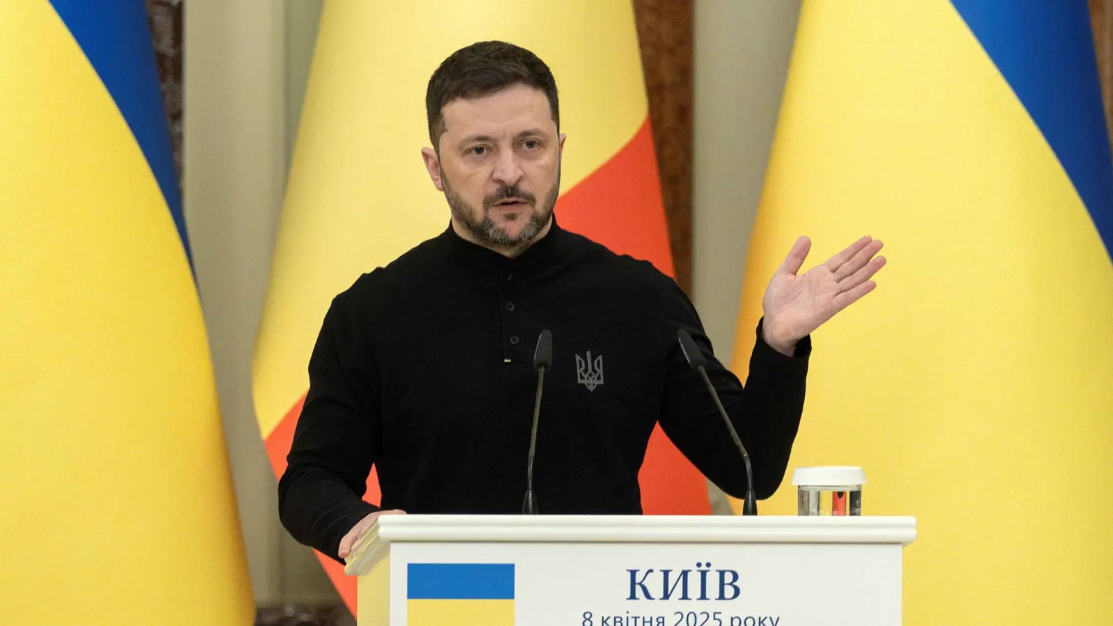 زيلينسكي يبحث تطوير "مبادرة الذخائر التشيكية" في براغ