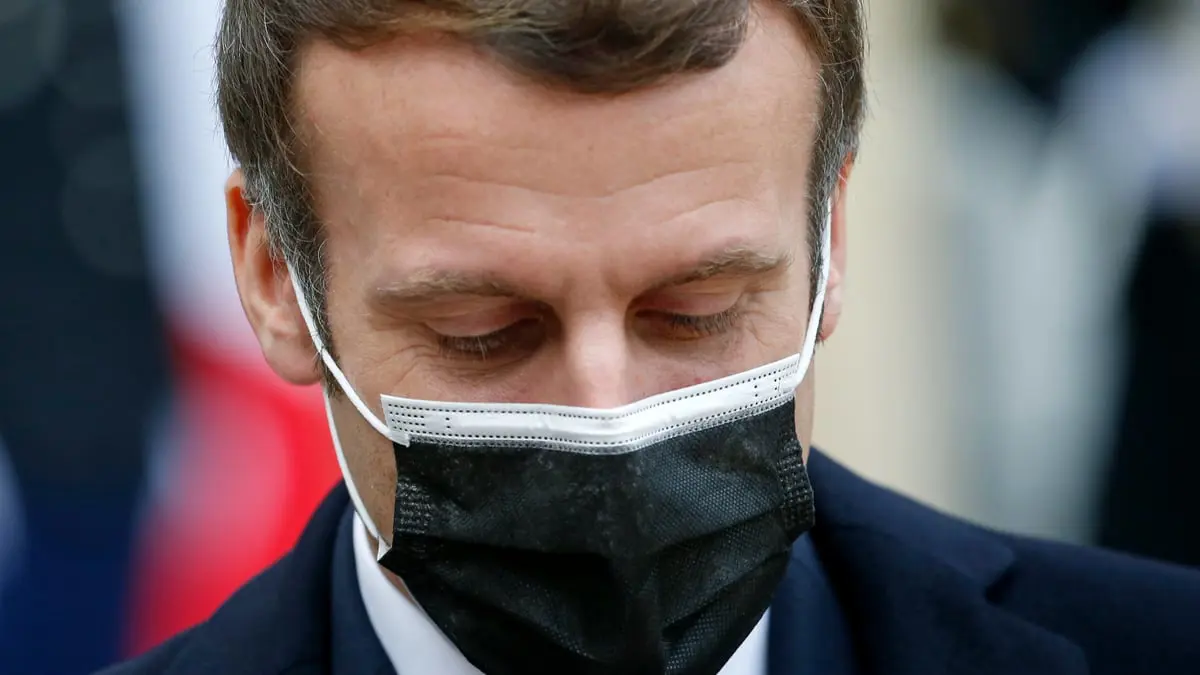 فرنسا.. ماكرون مصمم على إزعاج غير الملقحين وجدل في برلمان بلاده