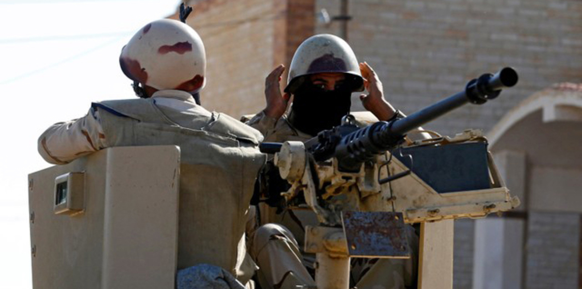 مقتل ضابط مصري و5 مسلحين في اشتباكات بمحيط مطار العريش