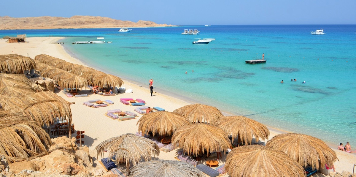 بالصور.. شاهد لحظة اعتقال منفذ الهجوم المسلح على السياح في الغردقة المصرية