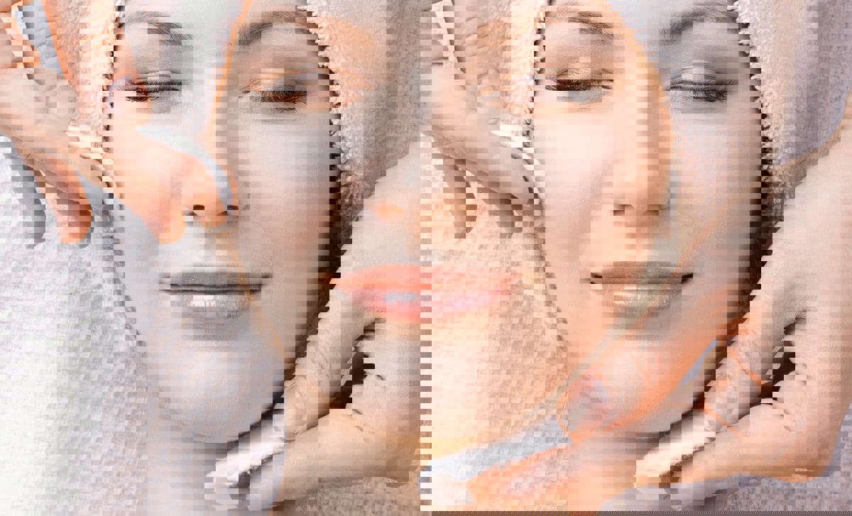 لكل عقْد من حياتك.. إليك الروتين الصباحي الأمثل للعناية بالبشرة