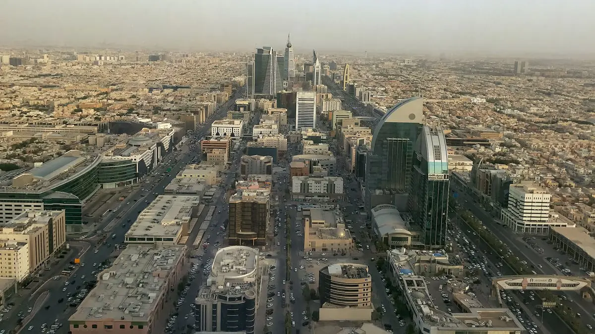 السعودية.. اقتراح جديد بتقليص العمل لـ 6 ساعات يلقى تأييدا واسعا