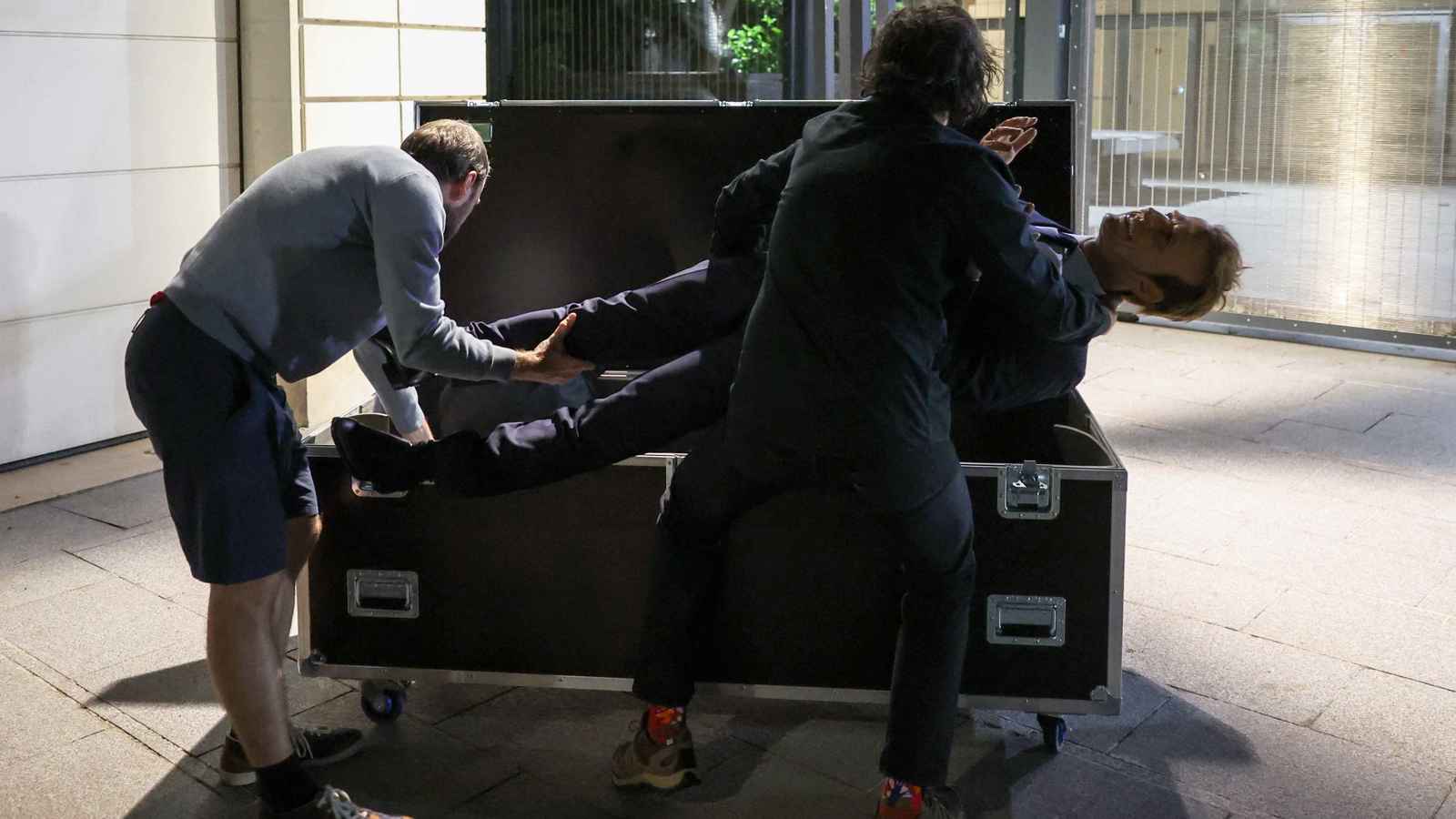 فرنسا.. محاكمة ناشطَين سرقا تمثالًا لماكرون