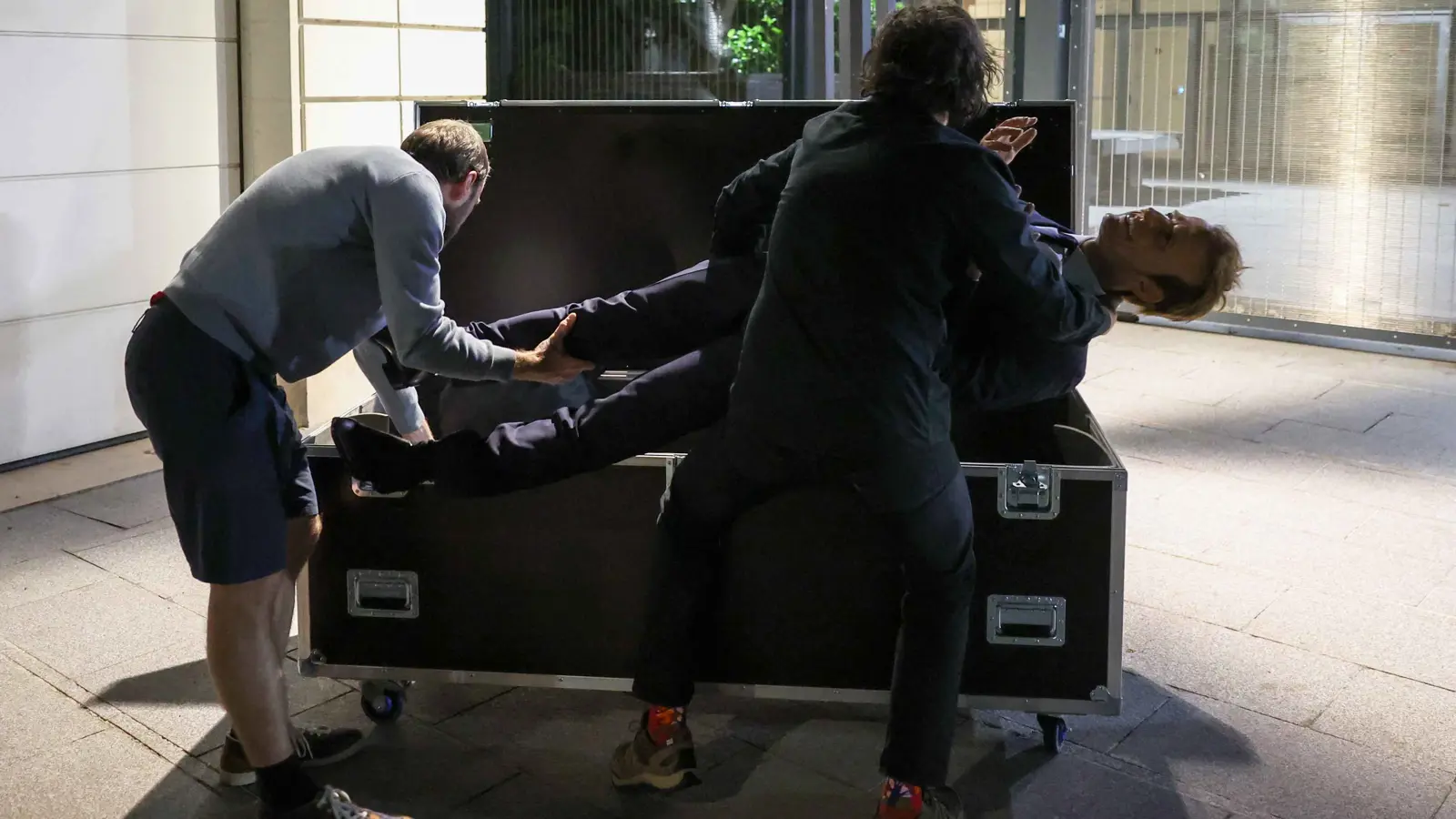 فرنسا.. محاكمة ناشطَين سرقا تمثالًا لماكرون