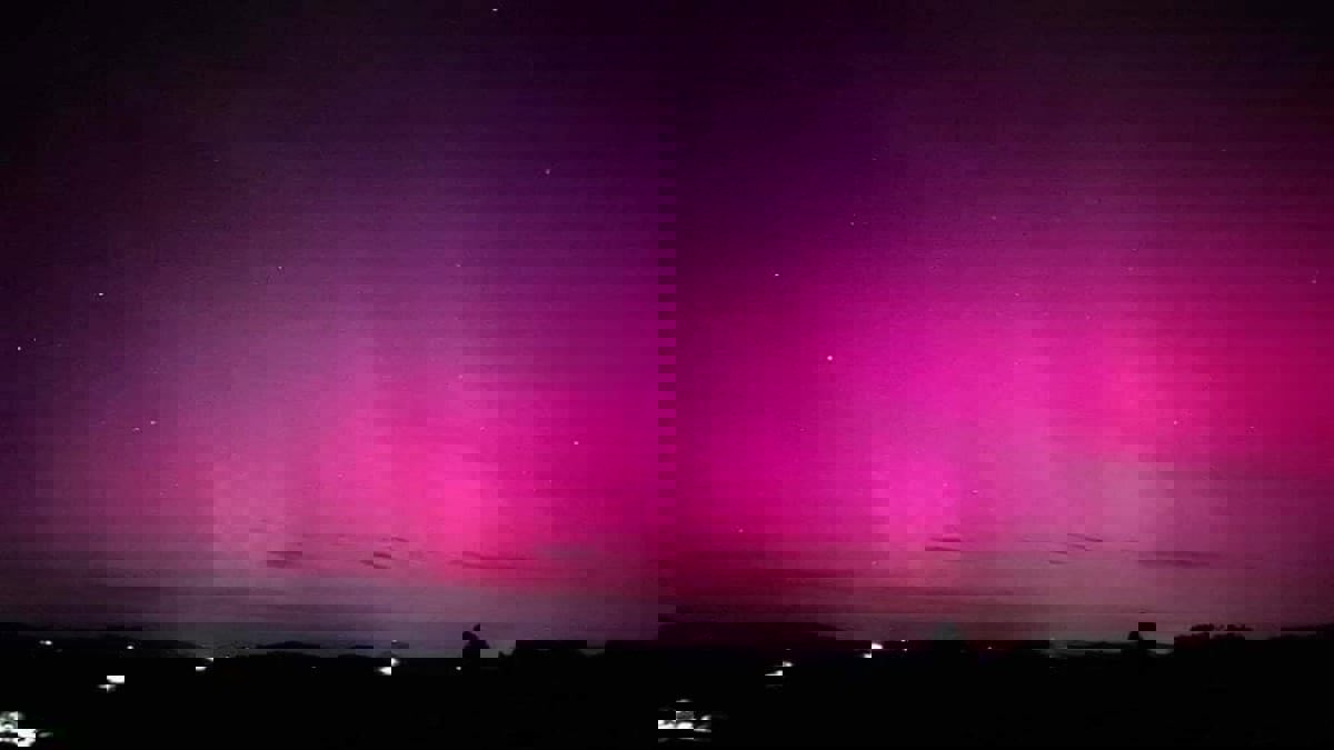 في حدث تاريخي.. الشفق القطبي يظهر بسماء دولة عربية
