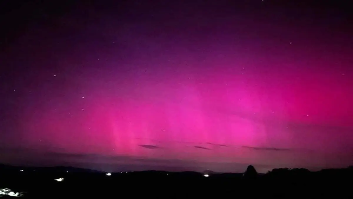 في حدث تاريخي.. الشفق القطبي يظهر بسماء دولة عربية