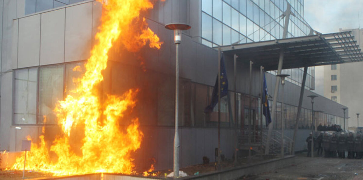 متظاهرون يضرمون النار بمقر الحكومة في كوسوفو