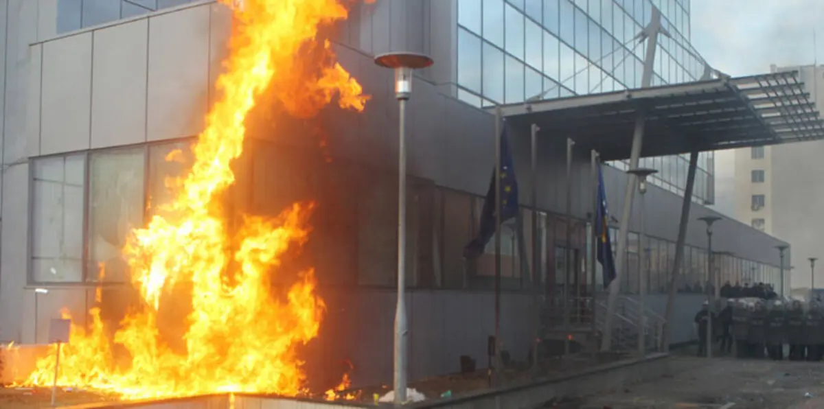 متظاهرون يضرمون النار بمقر الحكومة في كوسوفو