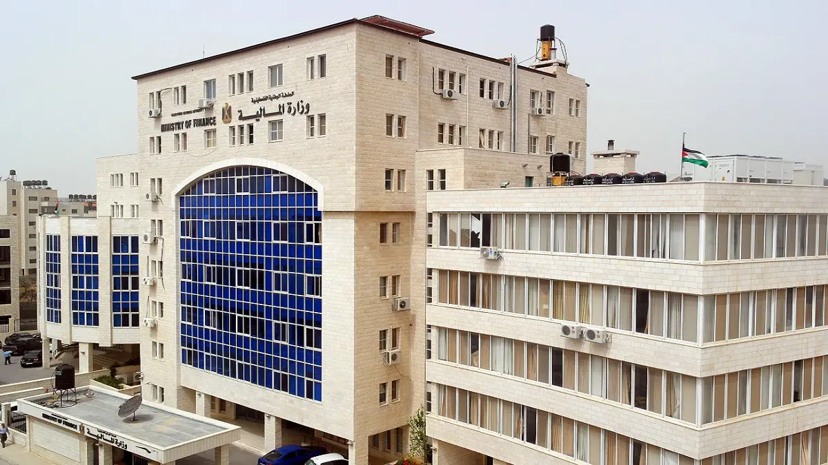 السلطة الفلسطينية تدفع نصف راتب لموظفيها للشهر الثاني على التوالي