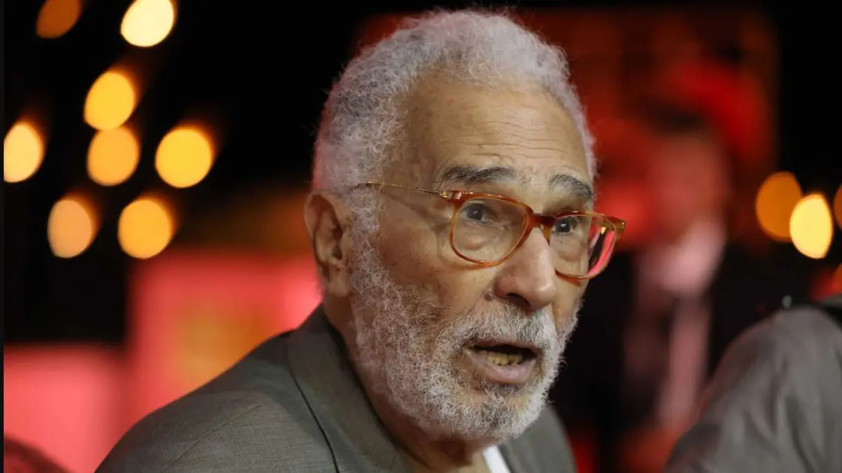 نجل الفنان أبو زهرة: والدي يعاني من الإهمال في المستشفى